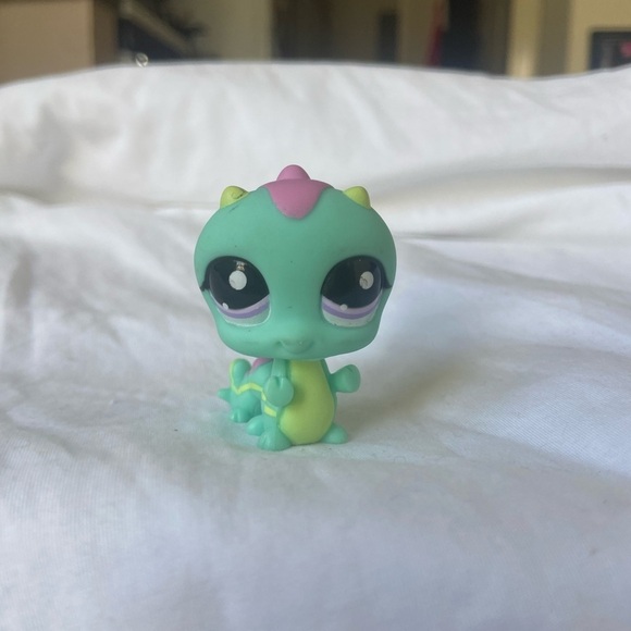 Littlest Pet Shop #1945 Caterpillar - Picture 3 of 12